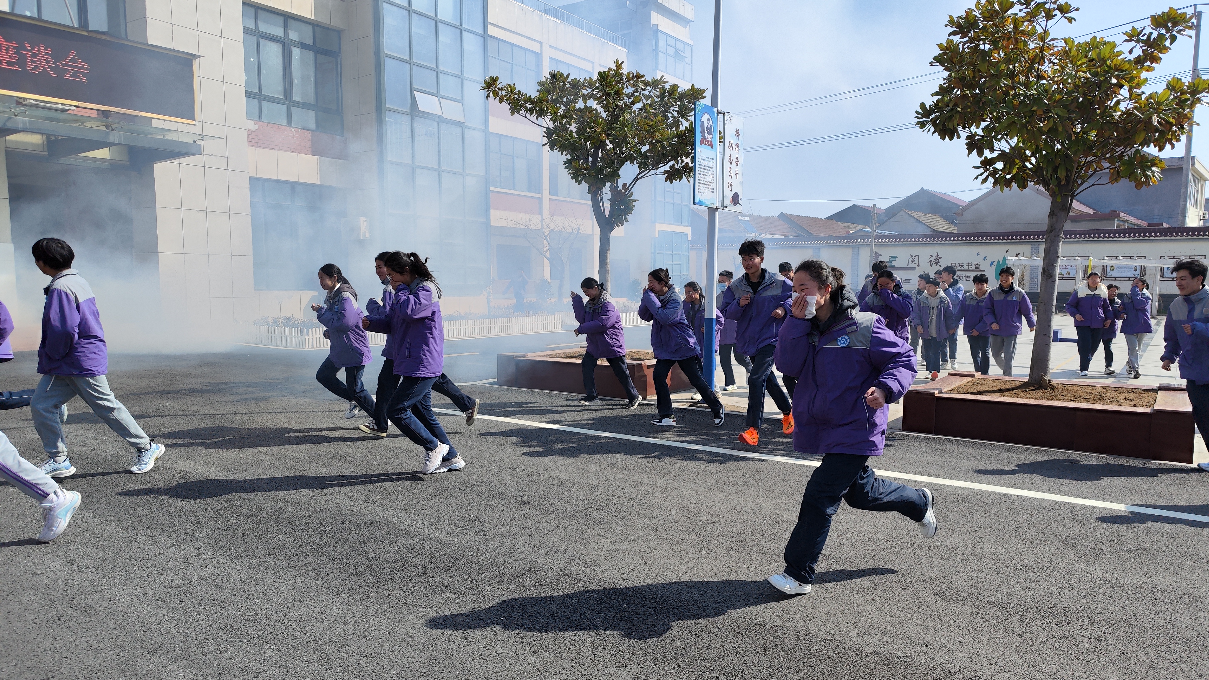 学生紧急疏散 (3).jpg