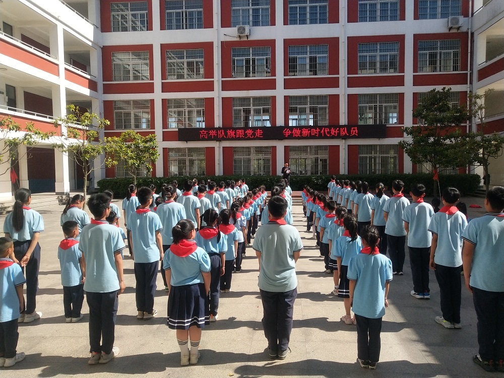 宋庄小学举行"高举队旗跟党走,争做新时代好队员"新生入队仪式