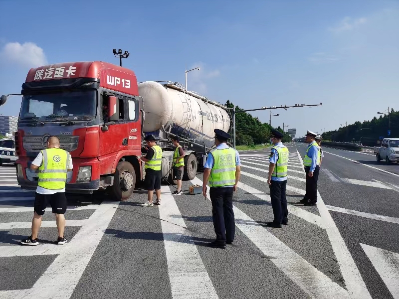 交通局:区交通执法大队积极开展空气质量夏季"百日攻坚"货车尾气联合