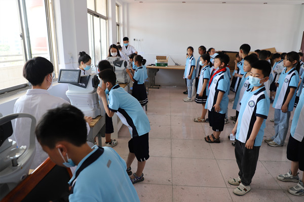 青口小学进行近视防控视力筛查活动