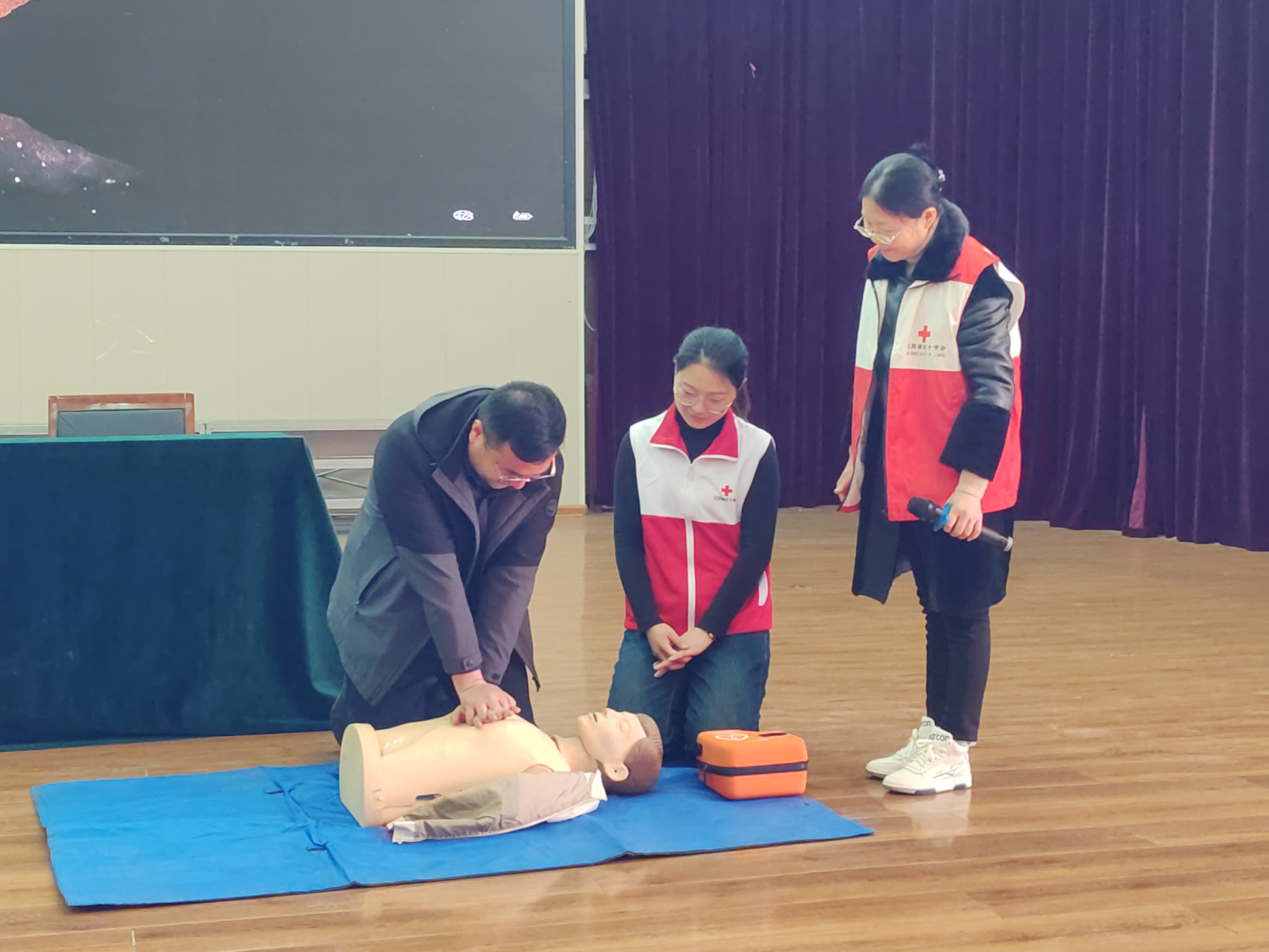 红十字会急救知识进校园守护生命伴成长赣榆区红十字会救护培训走进