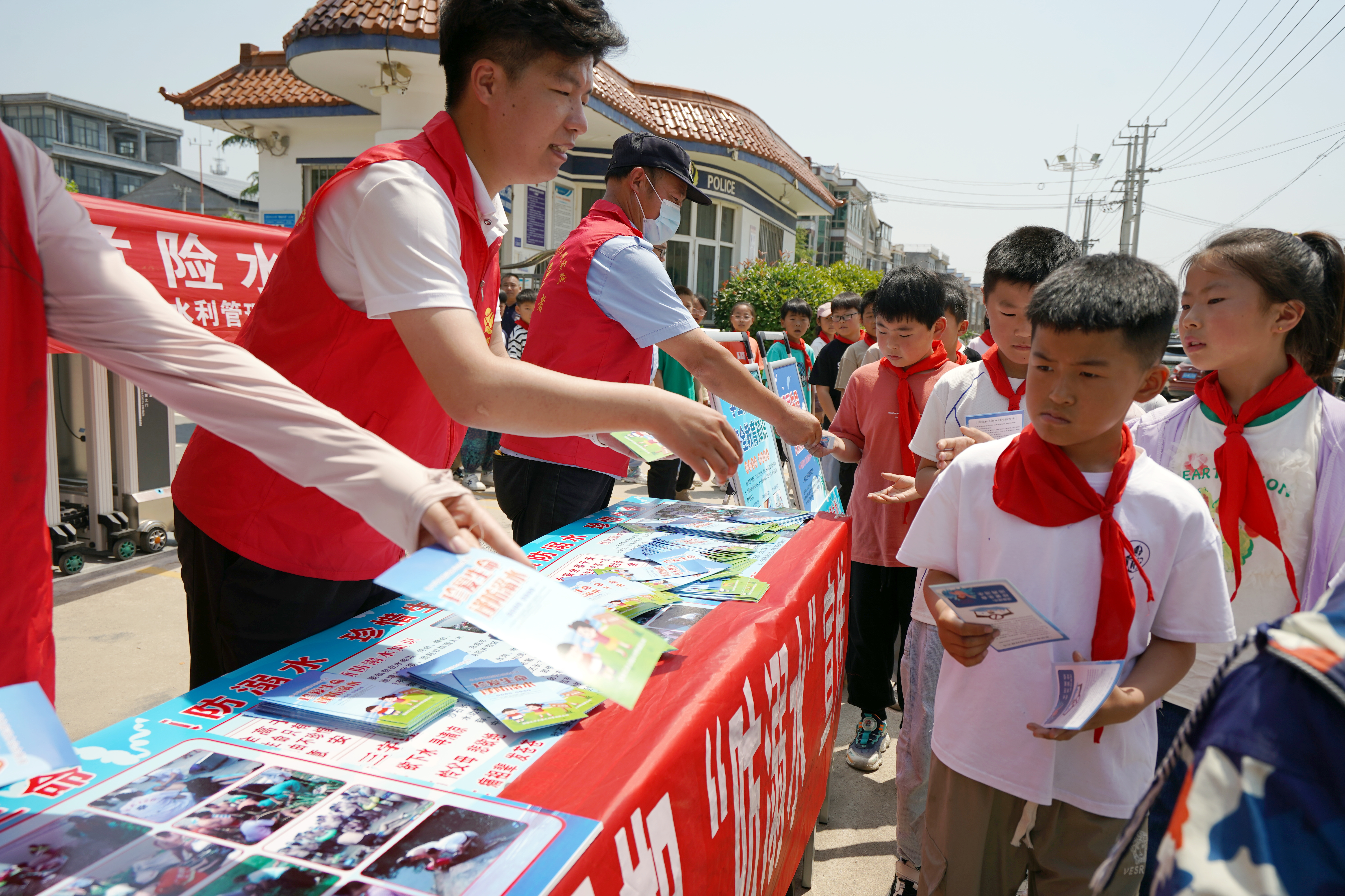 厉庄镇新时代文明实践所厉庄镇水利管理服务站来到厉庄小学开展夏季防
