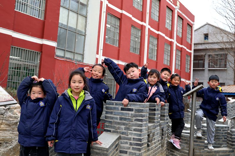 黄海路小学开展小手拉小手为爱添一度情系贫困小伙伴主题活动